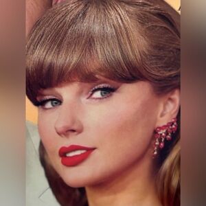 Taylor Swift Long Sleeve T-Shirt 💯 Cotton material. Size XLarge